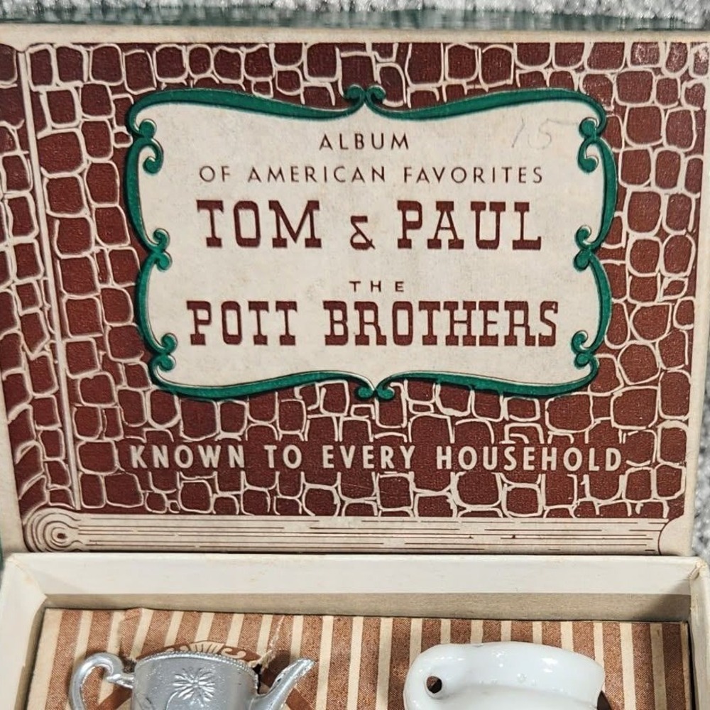 Tom & Paul The Pott Brothers Miniature Teapot & Chamber Pot‎ Set Vintage Novelty - Picture 9 of 9